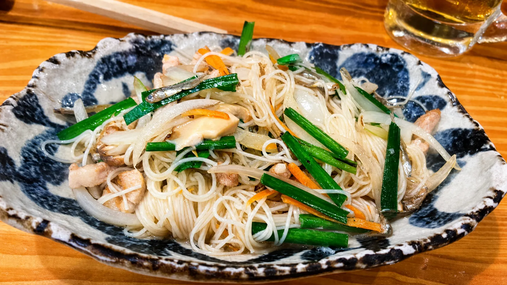 油ソーメン。豚の三枚肉・玉ねぎ・椎茸・ニラ・いりこを自家製スープで炒めた一皿