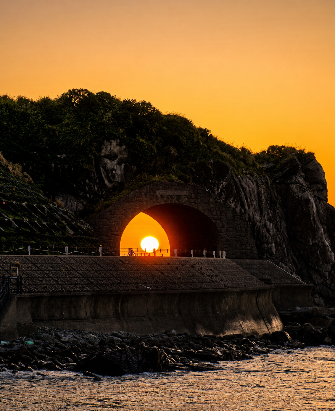 かがんばなトンネルの内部から見た出口。トンネルの奥にちょうど夕日が沈んでいく