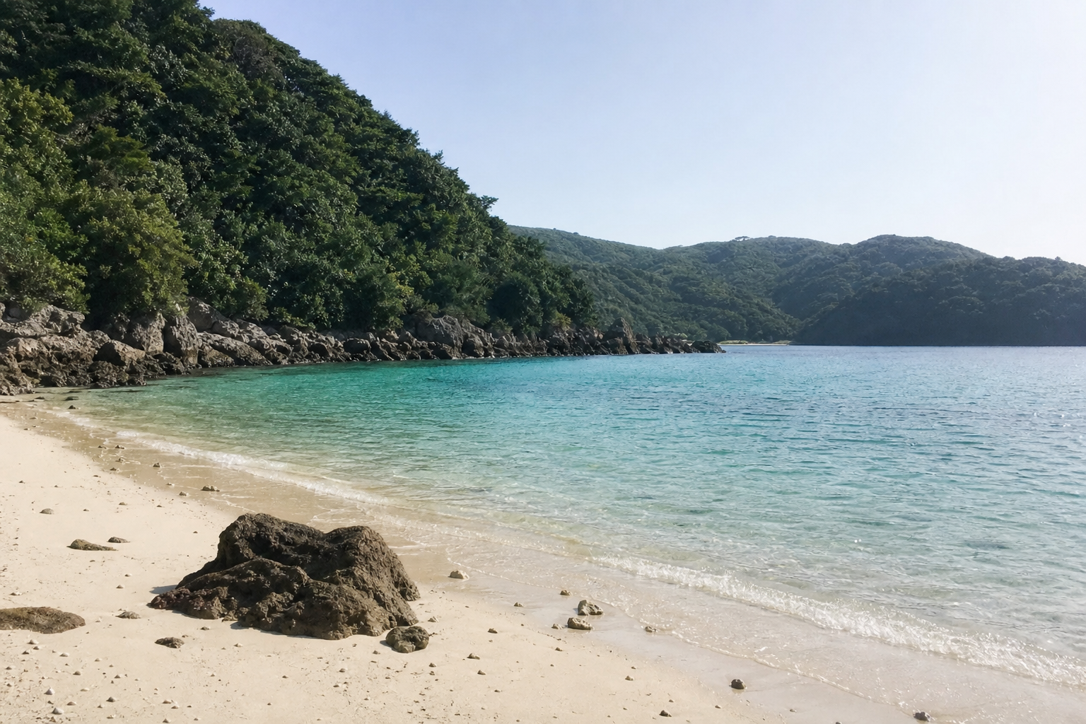 打田原海岸。人けのない湾内に静かなエメラルドグリーンの海が広がる